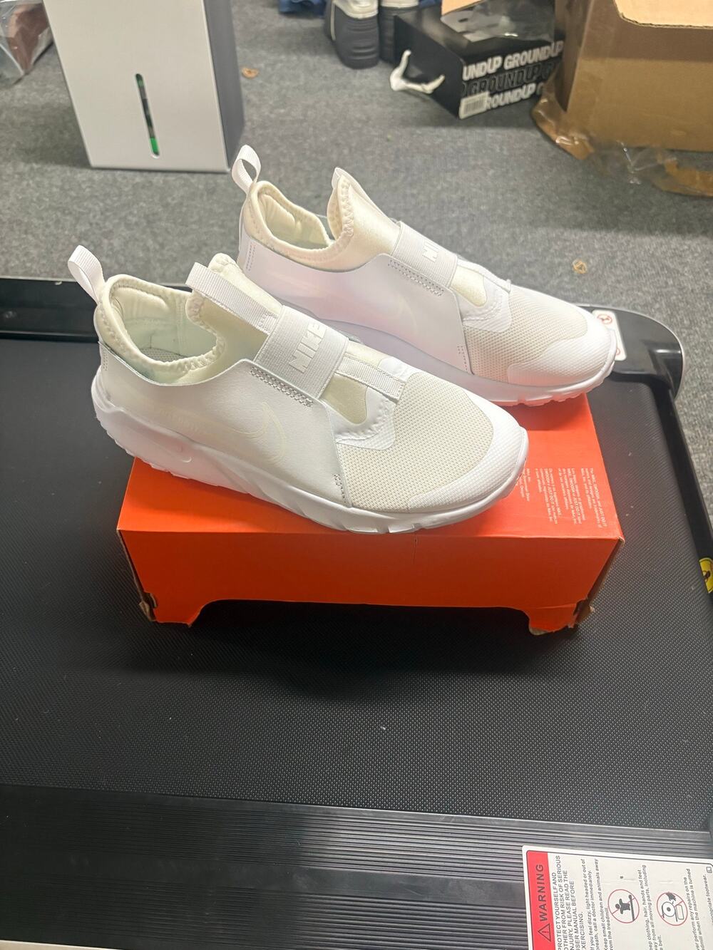 Kids Unisex White Nike Flex Runner 2 GS size 6.5 Youth new with box no lid